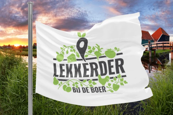 Productfoto Vlag met logo Lekkerder bij de Boer, wit op=op, Links waaiend