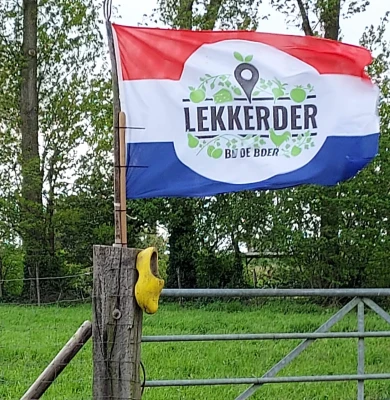 Productfoto Vlag met logo Lekkerder bij de Boer, Nederlandse vlag, Links waaiend 200*300 cm